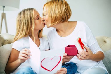 Anne ve kızı ışık yatak odasında birlikte vakit 