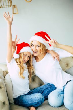 Anne ve kızı kutlama Noel Noel Baba şapkaları 