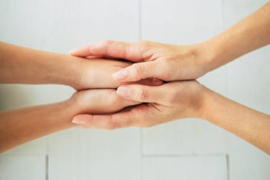 Anne ve kızı eller, yakın çekim