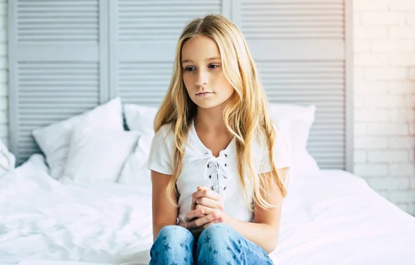 Yatağı Üzerinde Oturan Genç Genç Kız — Stok fotoğraf