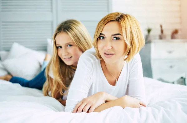 Feliz Madre Hija Juntas Casa —  Fotos de Stock