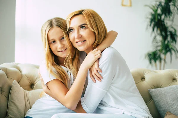 Šťastná Matka Dcera Spolu Doma — Stock fotografie