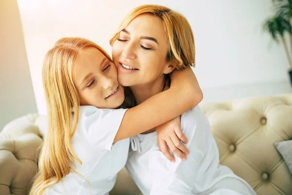 Feliz Madre Hija Juntas Casa —  Fotos de Stock