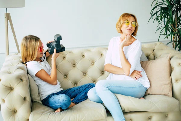 Adolescente Hija Tomando Fotos Madre Cámara Fotográfica — Foto de Stock