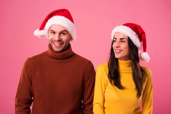 Hermosa Pareja Sonriente Enamorada Suéteres Sombreros Santa Están Pie Juntos — Foto de Stock