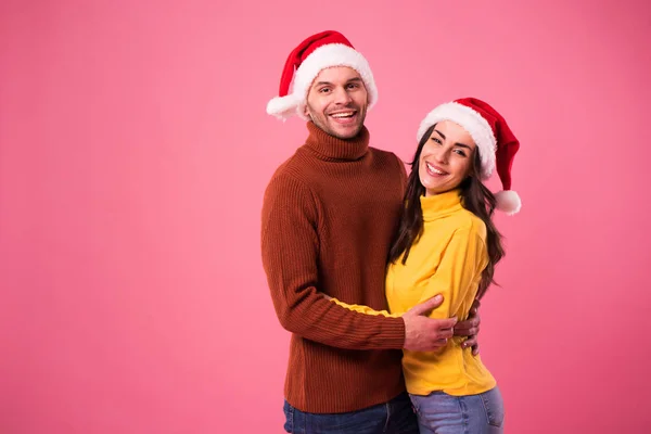 Navidad Juntos Joven Sonriente Hermosa Pareja Enamorada Suéteres Abrazan Divierten — Foto de Stock