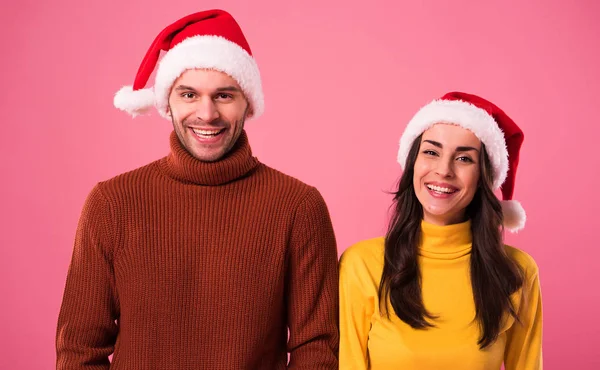 Zabawne Piękne Uśmiechający Się Para Swetry Czapki Santa Stoją Razem — Zdjęcie stockowe