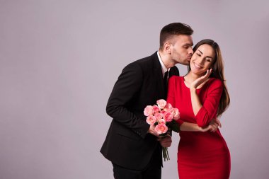 Seni çok seviyorum! Takım elbise ve elbise güzel şık ve zarif çift sarılma, eğlenceli ve poz izole stüdyo. Tatiller ve olaylar. St Valentine's day. Sevgililer günü