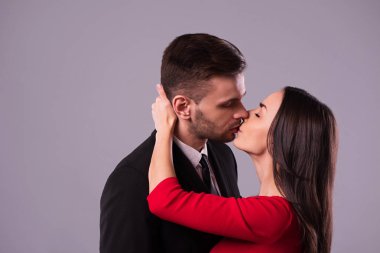 Seni çok seviyorum! Takım elbise ve elbise güzel şık ve zarif çift sarılma, eğlenceli ve poz izole stüdyo. Tatiller ve olaylar. St Valentine's day. Sevgililer günü