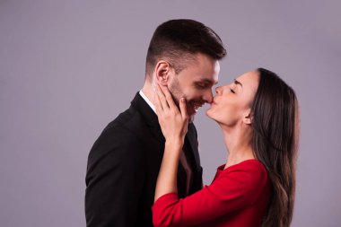 Seni çok seviyorum! Takım elbise ve elbise güzel şık ve zarif çift sarılma, eğlenceli ve poz izole stüdyo. Tatiller ve olaylar. St Valentine's day. Sevgililer günü