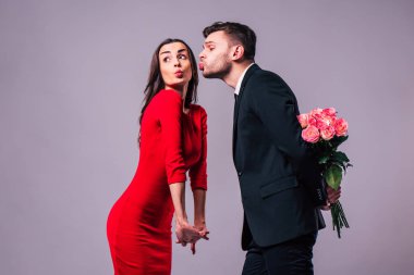 Seni çok seviyorum! Takım elbise ve elbise güzel şık ve zarif çift sarılma, eğlenceli ve poz izole stüdyo. Tatiller ve olaylar. St Valentine's day. Sevgililer günü