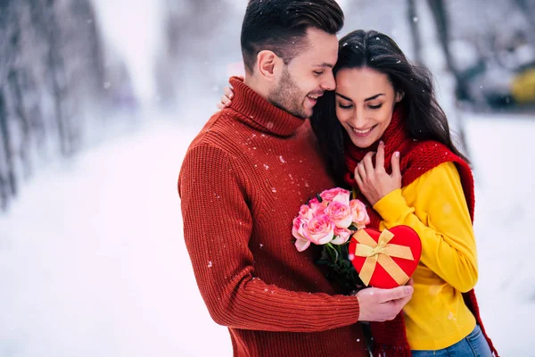 Célébration Saint Valentin Joyeux Beau Jeune Couple Amoureux Marchent Ensemble — Photo