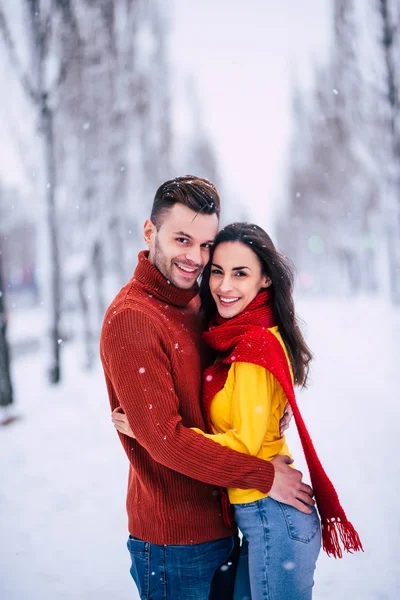 Beautiful Happy Young Couple Love Hugging Sweaters Outdoors Winter City — Stock Photo, Image