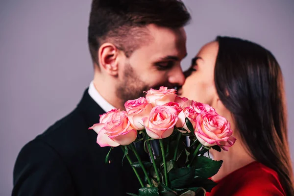 Закрыть Фотографию Красивой Молодой Романтической Пары Целующейся Букет Роз Руках — стоковое фото