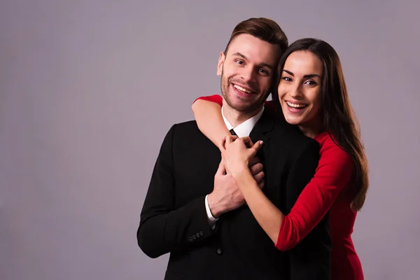 Quiero Tanto Hermosa Pareja Elegante Elegante Traje Vestido Abrazan Divierten — Foto de Stock