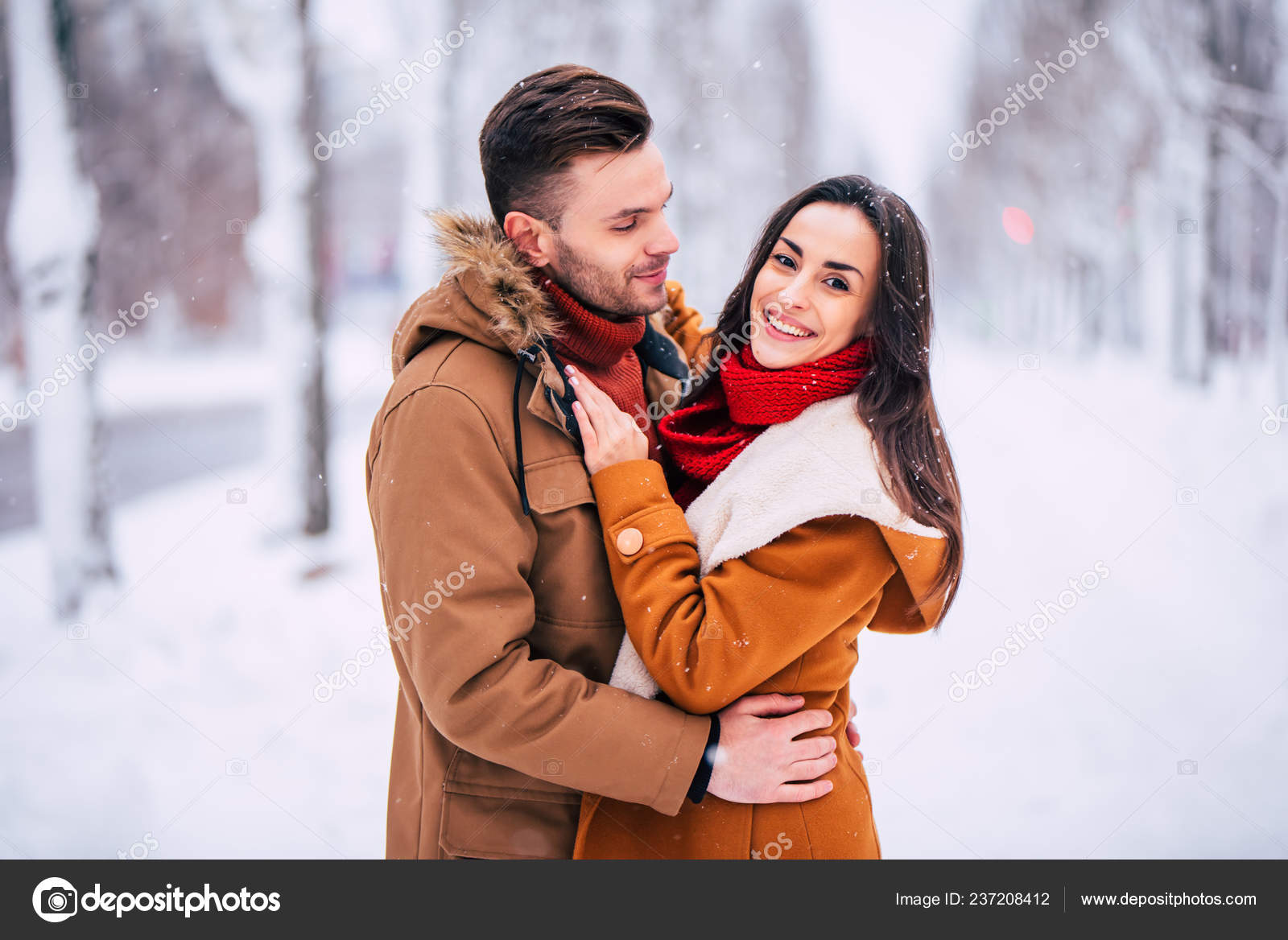 Winter Engagement Photos + Tips To Plan The Best Photo Session