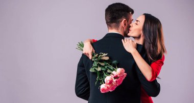 Mutlu çift gri arka plan üzerinde poz