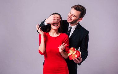 Mutlu çift gri arka plan üzerinde poz