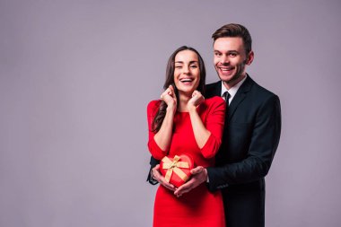 Mutlu çift gri arka plan üzerinde poz