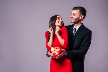 Mutlu çift gri arka plan üzerinde poz