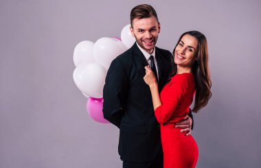 Mutlu çift gri arka plan üzerinde poz