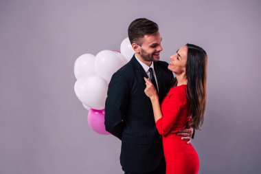 Mutlu çift gri arka plan üzerinde poz