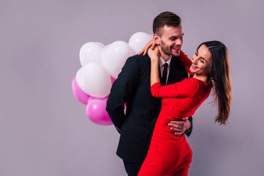 Mutlu çift gri arka plan üzerinde poz