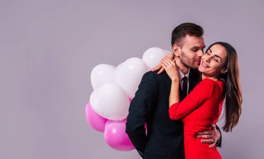 Mutlu çift gri arka plan üzerinde poz