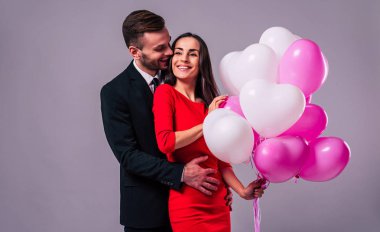 Mutlu çift gri arka plan üzerinde poz