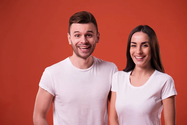 Pareja Feliz Emocionada Posando Camisetas Blancas Sobre Fondo Naranja — Foto de Stock