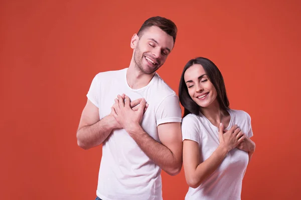 Bonito Jovem Casal Bonito Amor Shirts Brancas Segurando Mãos Peito — Fotografia de Stock