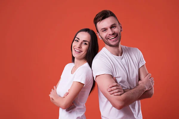 Glückliches Und Aufgeregtes Paar Posiert Weißen Shirts Auf Orangefarbenem Hintergrund — Stockfoto