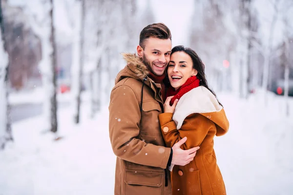 Happy Couple Posing Winter Nature Background — Stock Photo, Image