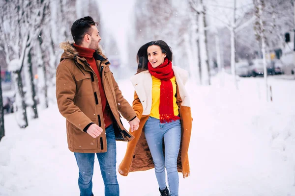 Happy Couple Posing Winter Nature Background — Stock Photo, Image