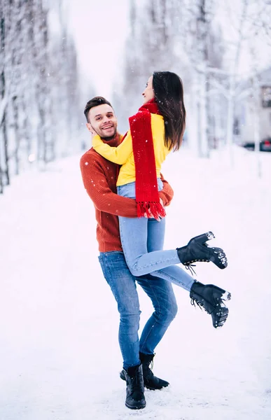 Счастливая Пара Позирует Фоне Зимней Природы — стоковое фото