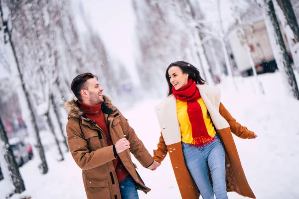 Happy Couple Posing Winter Nature Background — Stock Photo, Image