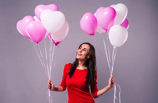Szczęśliwa Kobieta Stwarzających Balonów Szarym Tle — Zdjęcie stockowe