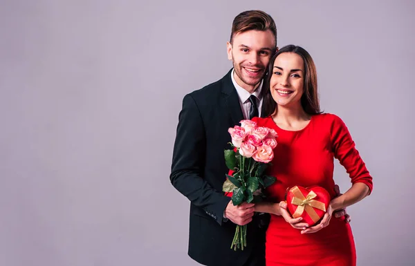 Pareja Feliz Posando Sobre Fondo Gris — Foto de Stock