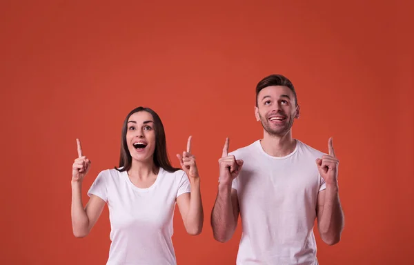 Bela Jovem Casal Branco Camisetas Estão Posando Fundo Laranja Relacionamento — Fotografia de Stock