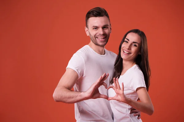 Feliz Belo Jovem Casal Apaixonado Divertir Camisetas Brancas Enquanto Posando — Fotografia de Stock