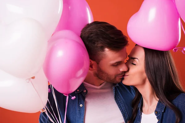 Junges Schönes Verliebtes Paar Posiert Zusammen Mit Bunten Luftballons Freizeitkleidung — Stockfoto