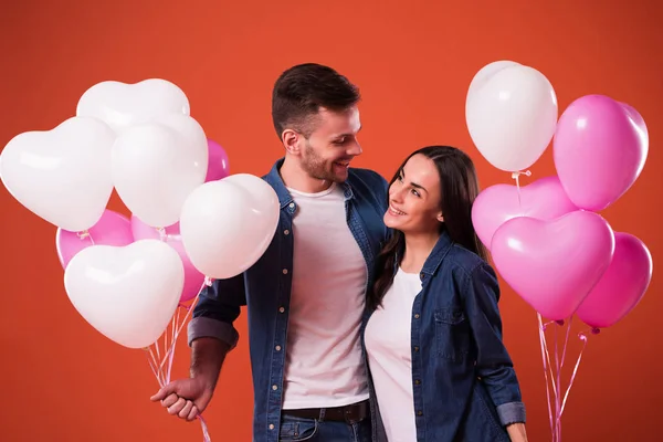 Young Beautiful Couple Love Posing Together Colorful Balloons Casual Wear — Stock Photo, Image