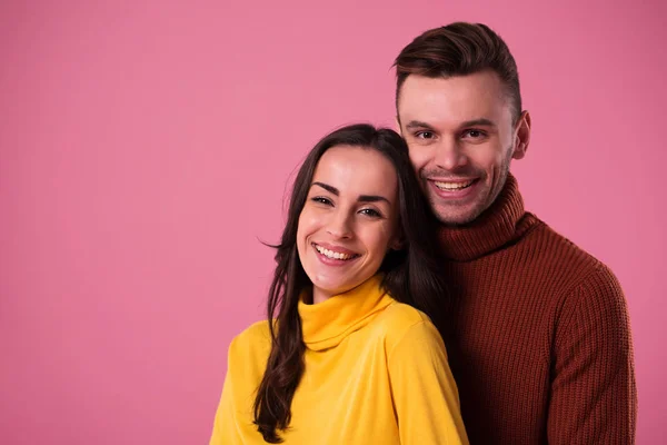 Junge Fröhliche Liebende Paar Pullovern Gekleidet Umarmen Isoliert Über Rosa — Stockfoto