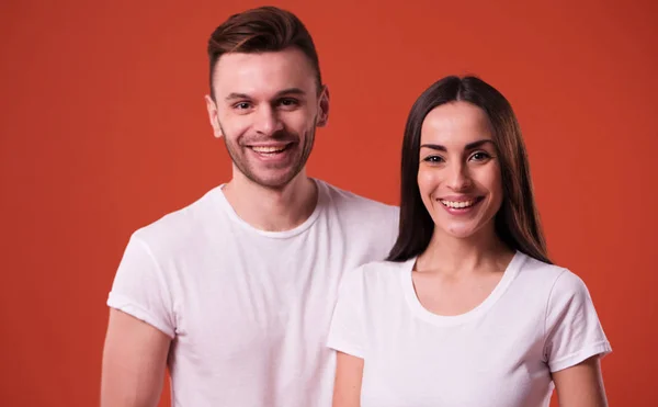 Schönes Junges Paar Weißen Blanko Shirts Posiert Auf Orangefarbenem Hintergrund — Stockfoto