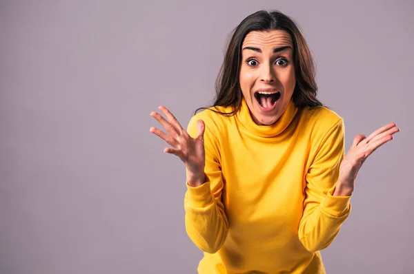 Retrato Hermosa Excitada Joven Morena Feliz Amarillo Aislado Sobre Fondo — Foto de Stock