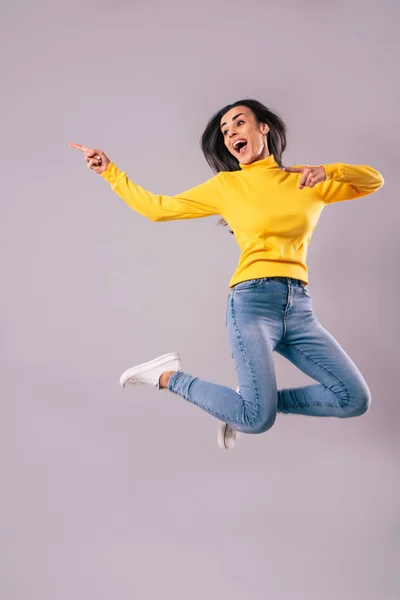 Hermosa Excitada Joven Morena Feliz Mujer Amarillo Está Saltando Aislado —  Fotos de Stock