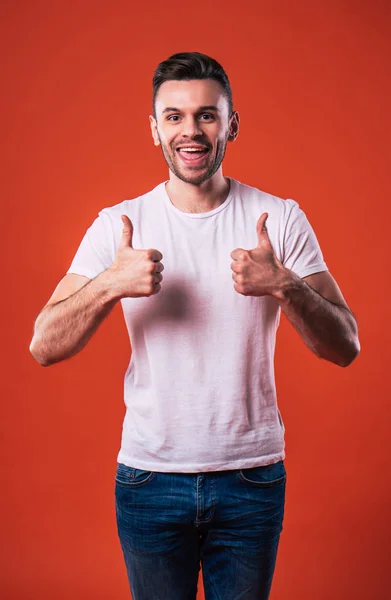 Nahaufnahme Foto Eines Gut Aussehenden Lächelnden Mannes Shirt Zeigt Daumen — Stockfoto