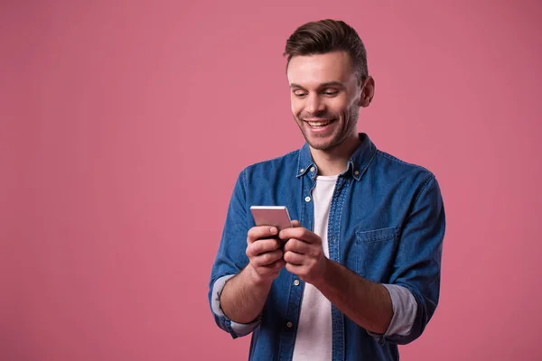 Joven Guapo Hombre Casual Moderno Con Teléfono Inteligente Las Manos — Foto de Stock