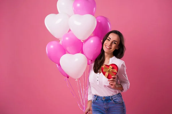 Glücklich Schöne Niedliche Schöne Frau Mit Bunten Luftballons Und Geschenk — Stockfoto