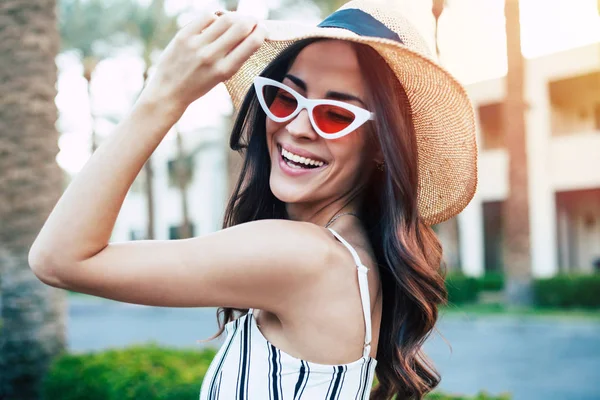 Sentimenti Freschi Splendida Ragazza Tuta Bianco Nero Cappello Taupe Occhiali — Foto Stock